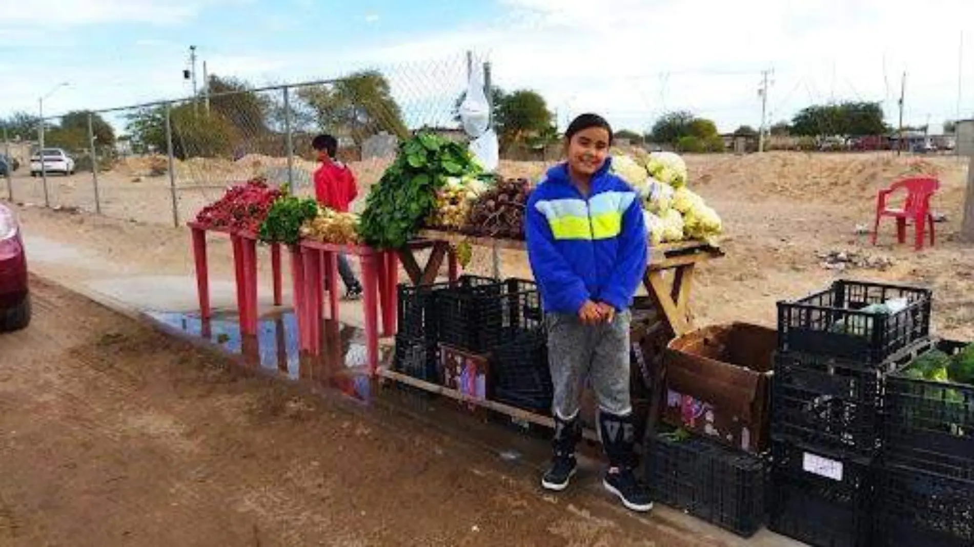 Allison Julieth disfruta trabajar en el puesto de verduras de sus padres